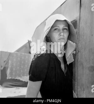 Giovane madre migratori, originariamente dal Texas. Edison, Kern County, California, 11 aprile 1940. Riferimento al file # 1003 037 THA Foto Stock