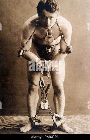 Harry Houdini, ritratto a figura intera, in piedi, rivolto verso la parte anteriore, in catene, circa 1899. Riferimento al file # 1003 079THA Foto Stock