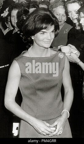 La First Lady Jacqueline Bouvier Kennedy assiste ad una cerimonia nuziale della Casa Bianca Aprile 20, 1962 a Washington, DC. (Foto NARA) Riferimento File # 1003 100THA Foto Stock