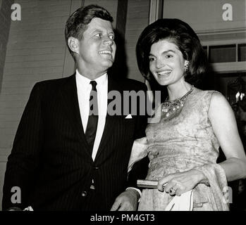 Il presidente John F. Kennedy con la First Lady Jacqueline Bouvier Kennedy, 1963. (Foto per gentile concessione della Biblioteca JFK) Riferimento File # 1003 104THA Foto Stock