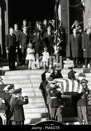 La bara di assassinato il presidente americano John Fitzgerald Kennedy è portato giù i passaggi a San Matteo cattedrale, Washington, dopo la Messa di requiem. In seguito la bara è la sua vedova Jacqueline Bouvier Kennedy, i loro figli, Caroline e John Jr e Robert Kennedy. (Foto NARA) Riferimento File # 1003 112THA Foto Stock