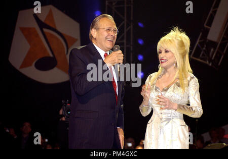 Il Segretario della Difesa Donald H. Rumsfeld si unisce la Country Music legend Dolly Parton sul palco del Grand Ole Opry durante una trasmissione live in Nashville, Tennessee, il 23 aprile 2005. Rumsfeld ha visitato Nashville a ringraziare Parton, il Grand Ole Opry, e il popolo americano per il loro supporto di truppe degli Stati Uniti. DoD foto di Tech. Sgt. Cherie A. Thurlby, U.S. Air Force. (Rilasciato) Riferimento File # 1003 132THA Foto Stock