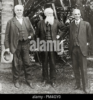 Thomas Edison, John Burroughs e Henry Ford, ritratto a figura intera, in piedi, rivolto verso la parte anteriore, a Edison della casa di Ft. Myers, Florida 16 marzo 1914 Riferimento File # 1003 141THA Foto Stock