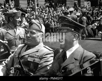 Adolf Hitler e Benito Mussolini a Monaco di Baviera, in Germania, circa nel giugno 1940. Riferimento al file # 1003 143THA Foto Stock