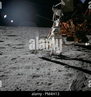 (20 luglio 1969) --- astronauta Edwin E. Aldrin Jr., modulo lunare pilota, è fotografato durante la missione Apollo 11 attività extravehicular (EVA) sulla superficie lunare. In sfondo a destra è il modulo lunare. Su Aldrin è di destra è il vento solare composizione (SWC) esperimento, già distribuito. Questa fotografia è stata scattata da astronauta Neil A. Armstrong, commander, con un 70mm superficie lunare della fotocamera. Riferimento al file # 1003 173THA Foto Stock