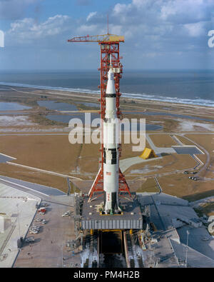 (8 nov. 1967) --- ad alto angolo di vista il pad A Launch Complex 39, Kennedy Space Center, che mostra l' Apollo 4 (veicolo spaziale 017/Saturno 501), senza equipaggio di terra-spazio orbitale la missione di essere pronti per il lancio. L'enorme 363-piedi di altezza/Apollo Saturn V veicolo spaziale è stato lanciato al 7:00:01 a.m. (EST), nov. 9, 1967. Riferimento al file # 1003 191THA Foto Stock