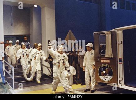 Apollo 11 comandante Neil Armstrong A. conduce gli astronauti Michael Collins e Edwin E. Aldrin, Jr., dal veicolo spaziale con equipaggio Operations Building al trasferimento van per le otto miglia di viaggio al tampone 39A. Luglio 16, 1969 Riferimento File # 1003 198THA Foto Stock