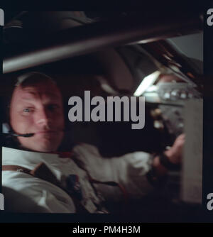 Astronauta Neil A. Armstrong nel modulo di comando su luglio 1969's storia rendendo il viaggio verso la luna e successivo atterraggio lunare. Riferimento al file # 1003 207THA Foto Stock