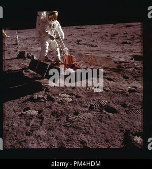 Apollo 11 astronauta Edwin E. Aldrin Jr. (Buzz) durante il mese di luglio 20, 1969's storia rendendo il viaggio verso la luna e successivo atterraggio lunare. Riferimento al file # 1003 302THA Foto Stock