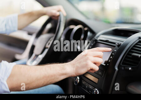 Uomo che utilizza il sistema di navigazione GPS in auto Foto Stock