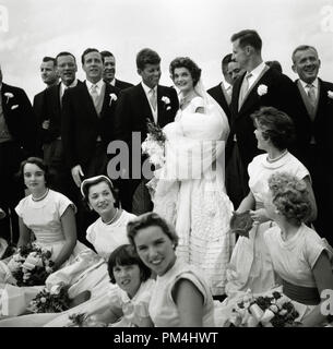 John Fitzgerald Kennedy e Jacqueline Bouvier in posa con loro uscieri e le cameriere di onore il loro giorno delle nozze a Newport, Rhode Island, Settembre 12, 1953. Foto per gentile concessione di JFK File di libreria di riferimento # 1003 423THA Foto Stock