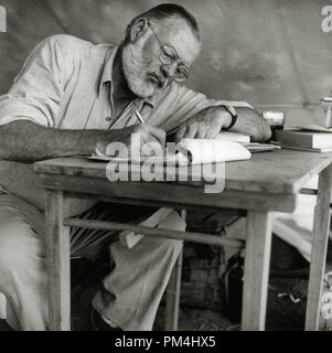 Ernest Hemingway Iscritto presso il campeggio in Kenya, circa 1953 Riferimento File # 1003 427THA Foto Stock