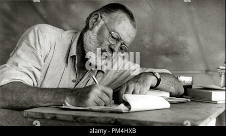 Ernest Hemingway Iscritto presso il campeggio in Kenya, circa 1953 Riferimento File # 1003 429THA Foto Stock