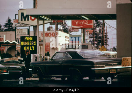 Lo stato dell'Oregon è stata la prima a passare ad un sistema di dispari e i numeri anche durante la crisi di benzina in autunno e inverno del 1973-74 hanno. Qui gli automobilisti con anche titoli numerati line up per la benzina su un anche numerati da giorno. Il piano è stato in effetti da lunedì a venerdì. Chiunque potrebbe ottenere gas su sabato se era disponibile. Tutte le stazioni sono stati chiusi la domenica. Portland o, febbraio 1974 Riferimento File # 1003 474THA Foto Stock