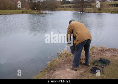 Tre anni di old boy e il nonno di Pesca a Mosca Report di Pesca alla trota Moorhen pesca, Warnford, Hampshire, Inghilterra, Regno Unito. Foto Stock