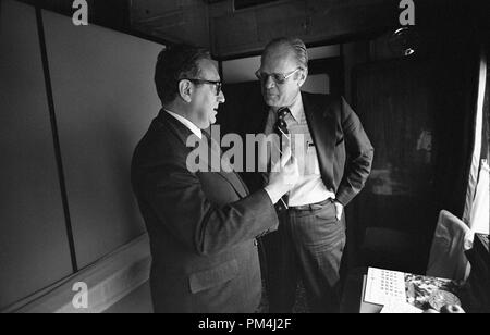 Fotografia del Presidente Gerald Ford e dal segretario di Stato Henry Kissinger conferendo il viaggio in treno a Vladivostok, 11/23/1974 Riferimento File # 1003 486THA Foto Stock