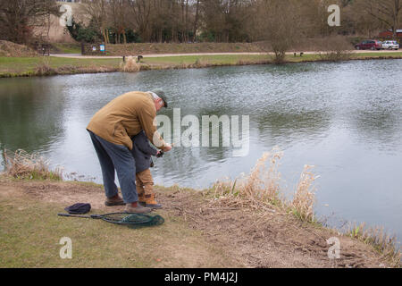 Tre anni di old boy e il nonno di Pesca a Mosca Report di Pesca alla trota Moorhen pesca, Warnford, Hampshire, Inghilterra, Regno Unito. Foto Stock