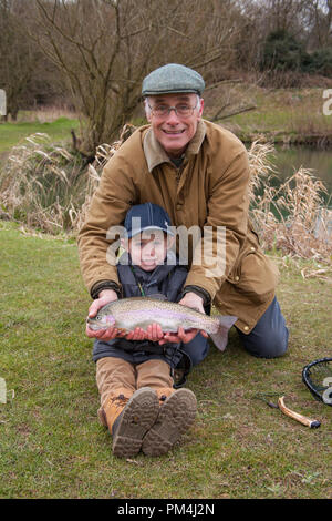 Tre anni di old boy e il nonno di Pesca a Mosca Report di Pesca alla trota Moorhen pesca, Warnford, Hampshire, Inghilterra, Regno Unito. Foto Stock