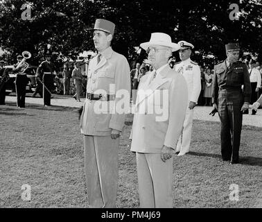 Il presidente statunitense Harry Truman e il presidente francese Charles de Gaulle, stando in piedi presso l'attenzione nel corso di cerimonie di benvenuto sulla Casa Bianca prato. Agosto 22, 1945 Riferimento File # 1003 557THA Foto Stock