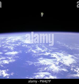 Nel febbraio 7, 1984, Astronauta Bruce McCandless II, avventurati ulteriormente lontano dai confini e la sicurezza della sua nave rispetto a qualsiasi precedente astronauta aveva mai stato. Questo spazio prima è stato reso possibile da un getto di azoto proiettato nello zaino, precedentemente noto presso la NASA come il Manned Manuevering unità o MMU. Dopo una serie di manovre di prova all'interno e al di sopra di Challenger payload bay, McCandless è andato 'free-volo' per una distanza di 320 metri di distanza dall'Orbiter. Questo splendido panorama orbitale vista mostra McCandless là fuori tra il nero e blu della terra e dello spazio. (7 febbraio 1984) Riferimento File # 10 Foto Stock