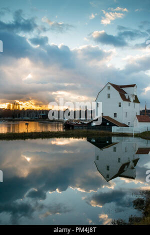 Woodbridge Tide Mill di Woodbridge, Suffolk, sulle rive del fiume Deben, Inghilterra. Un raro esempio di un mulino di marea sono state la ruota di acqua gira ancora Foto Stock