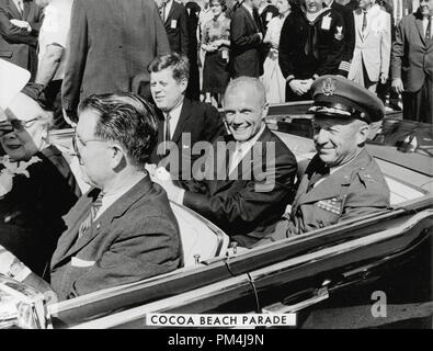 Il presidente John F. Kennedy, astronauta John Glenn e General Leighton I. Davis ride insieme durante una parata di Cocoa Beach, Florida, dopo Glenn la prima storica negli Stati Uniti spacefight orbitale, 1962. Riferimento al file # 1003 624THA Foto Stock