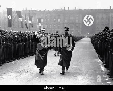 Ufficiale dell'esercito tedesco Viktor Lutze accompagna il leader tedesco Adolf Hitler su una revisione dell'esercito a Berlino per commemorare il terzo anniversario del Hitler regime, circa 1936 Riferimento File # 1003 662THA