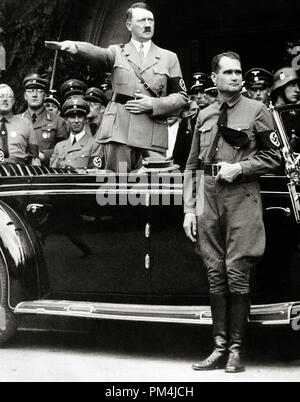 Adolf Hitler, durante una parata a Berlino con Rudolf Hess, vice capo del partito nazista, 1938 circa Riferimento File # 1003 665THA Foto Stock