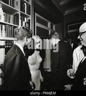 Una delle poche fotografie che mostra Marilyn Monroe con il Presidente John F. Kennedy e Robert F. Kennedy. JFK ha tenuto un fundraiser democratica il 19 maggio 1962, presso la casa di New York di Arthur e Mathilde Krim. Il partito ha seguito un fundraiser democratica al Madison Square Garden in onore di John Fitzgerald Kennedy il compleanno dove Monroe notoriamente ha cantato "Buon Compleanno". Foto di Cecil Stoughton / NARA Riferimento File # 1003 692THA Foto Stock