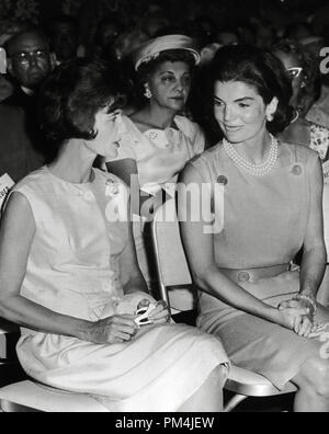 La First Lady, Jacqueline Kennedy e la Sig.ra Charles B. Wrightsman (Jayne Wrightsman) al Biltmore Hotel Palm Beach, Florida, 1961 Riferimento File # 1003 694THA Foto Stock