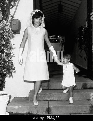 La first lady Jacqueline Kennedy e suo figlio John F. Kennedy Jr., a casa di Joseph P. Kennedy, in Palm Beach, in Florida dopo la celebrazione della Domenica di Pasqua, 14 aprile 1963 Riferimento File # 1003 698 THA Foto Stock