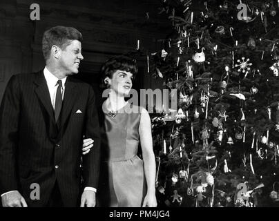 Il presidente John F. Kennedy e la First Lady Jacqueline Kennedy ammirare l'albero di Natale decorato alla Casa Bianca di Washington, Dicembre 14, 1962 Riferimento File # 1003 729 THA Foto Stock