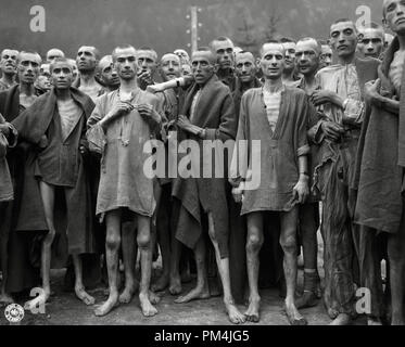 Emaciated superstiti di uno dei più grandi campi di concentramento nazisti, a Ebensee, Austria, 7 maggio 1945 Riferimento File # 1003 734THA Foto Stock