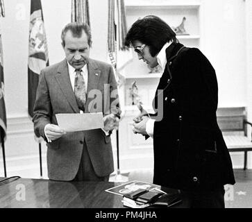 Il presidente Richard Nixon soddisfa con Elvis Presley il 21 dicembre 1970 presso la Casa Bianca. Foto di Ollie Atkins / NARA Riferimento File # 1003 774THA Foto Stock