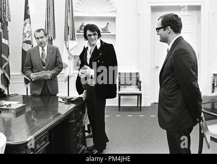 Il presidente Richard Nixon soddisfa con Elvis Presley il 21 dicembre 1970 presso la Casa Bianca. Foto di Ollie Atkins / NARA Riferimento File # 1003 776THA Foto Stock