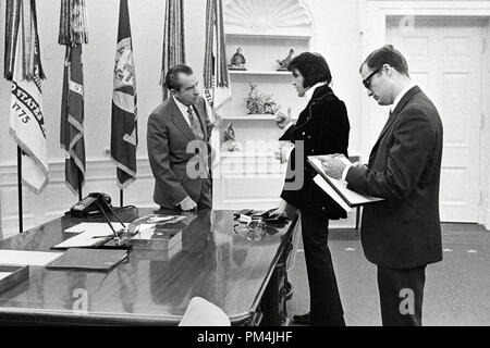 Il presidente Richard Nixon soddisfa con Elvis Presley il 21 dicembre 1970 presso la Casa Bianca. Foto di Ollie Atkins / NARA Riferimento File # 1003 777THA Foto Stock