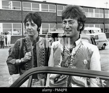 Beatles John Lennon e Paul McCartney, Londra1967. Riferimento al file #1013 001 THA © CCR /Hollywood Archivio - Tutti i diritti riservati. Foto Stock