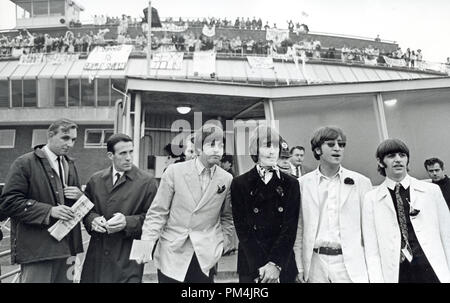 I Beatles, Paul McCartney, George Harrison John Lennon e Ringo Starr aarive all'Aeroporto di Londra, agosto1966. Riferimento al file #1013 019 THA © CCR /Hollywood Archivio - Tutti i diritti riservati. Foto Stock