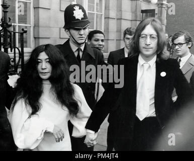 Beatle John Lennon e Yoko Ono a Londra, novembre1968. Riferimento al file #1013 033 THA © CCR /Hollywood Archivio - Tutti i diritti riservati. Foto Stock