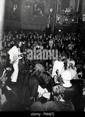 Beatle John Lennon e Yoko Ono al Lyceum Ballroom di Londra, Dicembre16,1969. Riferimento al file #1013 046 THA © CCR /Hollywood Archivio - Tutti i diritti riservati. Foto Stock