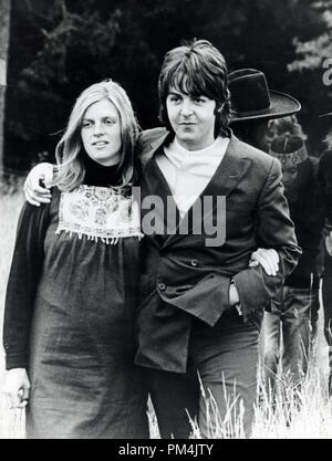 Beatle Paul McCartney e la moglie Linda,1969. Riferimento al file #1013 055 THA © CCR /Hollywood Archivio - Tutti i diritti riservati. Foto Stock