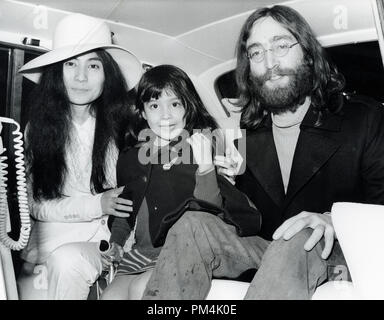 Beatle John Lennon con la moglie Yoko Ono e il suo bambino di sei anni Kyoko Cox,1969. Riferimento al file #1013 126 THA © CCR /Hollywood Archivio - Tutti i diritti riservati. Foto Stock