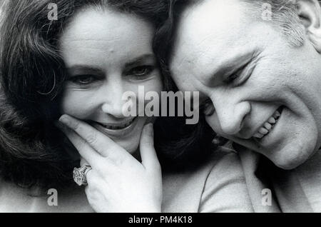 Elizabeth Taylor, indossando la Krupp corona diamantata, con marito Richard Burton, maggio1968. Riferimento al file #1014 011 THA © CCR /Hollywood Archivio - Tutti i diritti riservati. Foto Stock