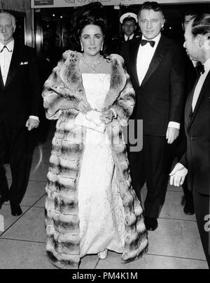 Elizabeth Taylor indossa un chinchilla pelliccia marito e Richard Burton , gennaio 23,1969. Riferimento al file #1014 021 THA © CCR /Hollywood Archivio - Tutti i diritti riservati. Foto Stock