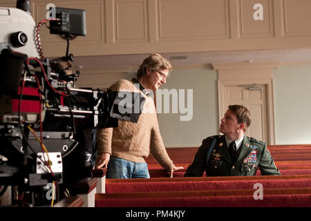 Direttore Lasse Hallström (sinistra) e Channing Tatum sul set di gemme dello schermo " dramma romantico caro John. Foto Stock