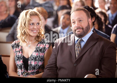 Eric Lamonsoff (Kevin James) crepe fino a che il suo amico Lenny è dicendo a loro coach di pallacanestro il memoriale di servizio. Sua moglie Sally (Maria Bello) si siede accanto a lui in Columbia Pictures' CRESCIUTO UPS. Foto Stock
