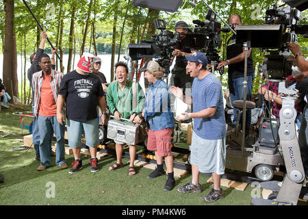 Chris Rock, Kevin James con KFC benna sulla sua testa, Rob Schneider, David Spade e Adam Sandler sul set di Columbia Pictures' CRESCIUTO UPS. Foto Stock