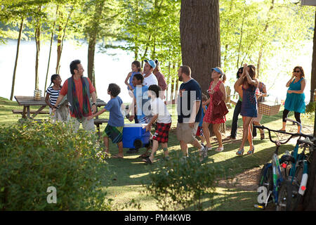 Rob (Rob Schneider), Ricci (Harlan), Donna (Ada-Nicole Sanger), Bridget (Ashley Loren), Lenny (Adam Sandler) portando la sua figlia Becky (Adam Sandler), Charlotte (Cina Anne McClain), Eric (Kevin James), Keithie (Cameron Boyce), Sally (Maria Bello), ambra (Jamie Chung), Marcus (David Spade), Deanne (Maya Rudolph), Kurt (Chris Rock), gelsomino (Madison Riley),Gloria (Joyce Van Patten), Mama Ronzoni (Ebony Jo Ann) uscito di casa per andare su un hayride in Columbia Pictures' CRESCIUTO UPS. Foto Stock