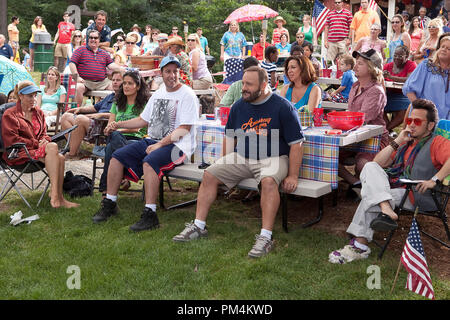 Sally (Maria Bello), Roxanne (Salma Hayek), Lenny (Adam Sandler), Eric (Kevin James), Deanne (Maya Rudolph), Marcus (David Spade), e Rob (Rob Schneider) in Columbia Pictures' CRESCIUTO UPS. Foto Stock