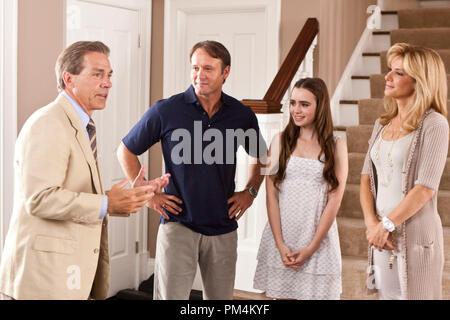 (L-R) NICK SABAN come se stesso TIM McGRAW come Sean Tuohy, LILY COLLINS come Collins e Sandra Bullock come Leigh Anne Tuohy in Alcon Entertainment dramma "fianco cieco", una Warner Bros Foto di rilascio. Foto Stock